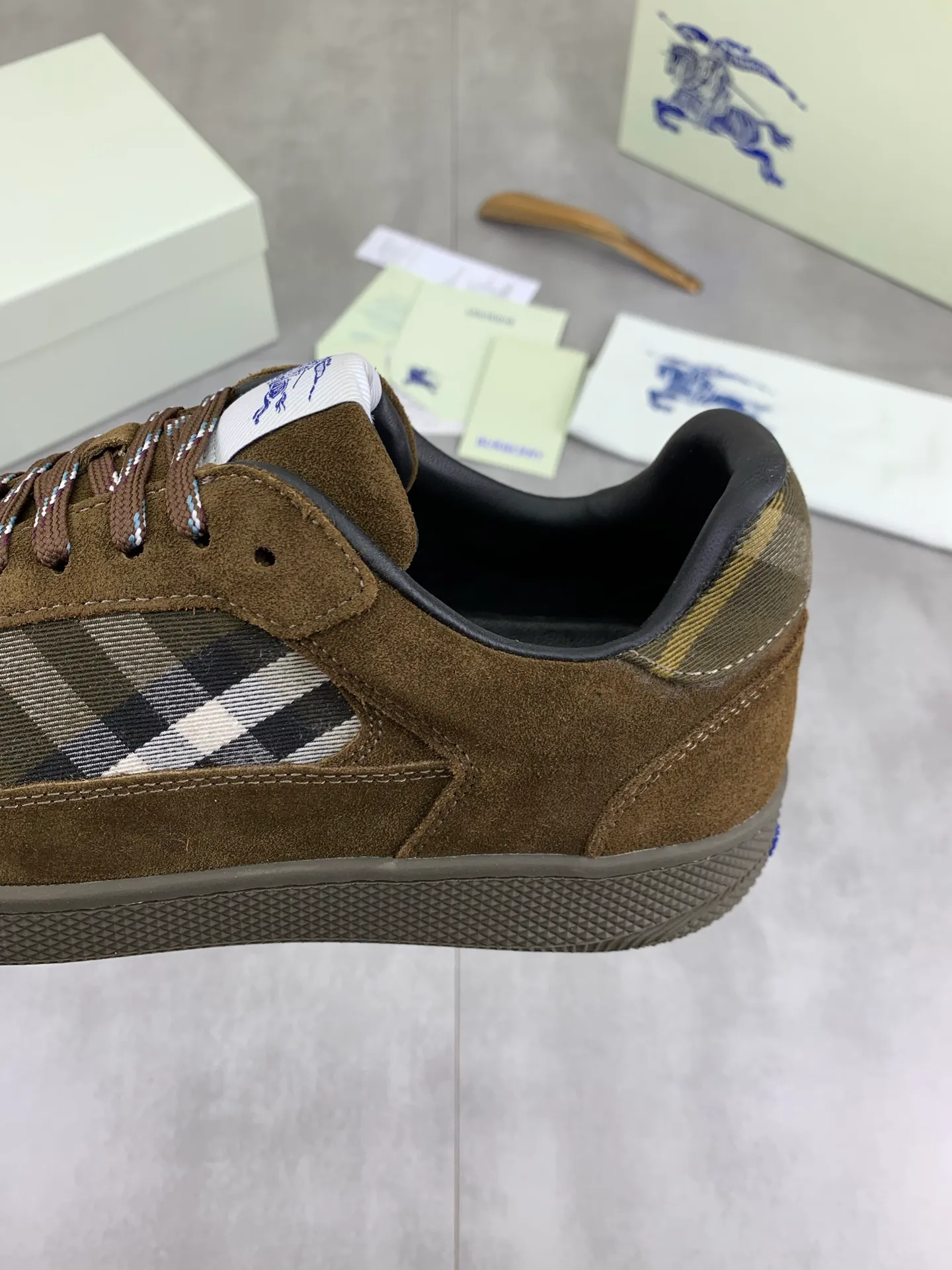 Factory price P640 [BURBERRY] Burberry - High-end quality original order - Upper: imported 🔝 original material - Inner lining: cowhide lining, feet; water-dyed cowhide - Outsole: ultra-light TPR rubber; two-color molded outsole - Super high quality control · Fine workmanship: highlighted (high-end, extravagance, grade) -Size: 39-45 (Male 38 46 can be customized) · Color: Multi-color optional